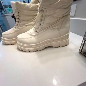 🔥 Viapipa COMBAT boots!  Pairs great with leggings or cute shorts😉